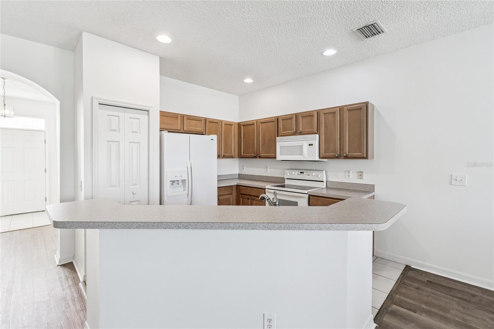 Image 25 of 87 For 571 Shoreham Court Ne