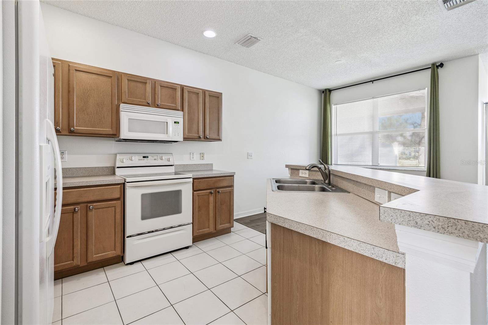 Image 26 of 87 For 571 Shoreham Court Ne