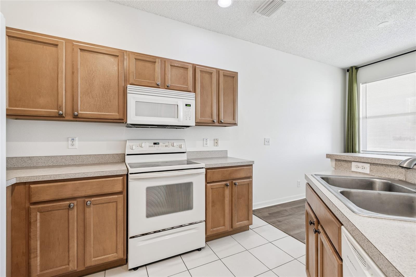 Image 27 of 87 For 571 Shoreham Court Ne