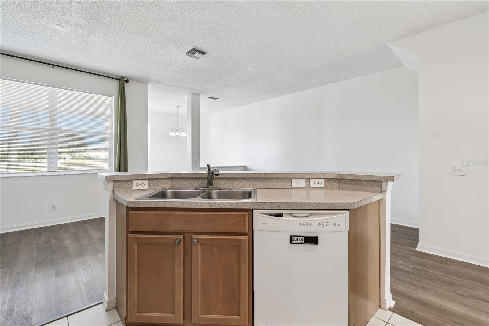 Image 28 of 87 For 571 Shoreham Court Ne