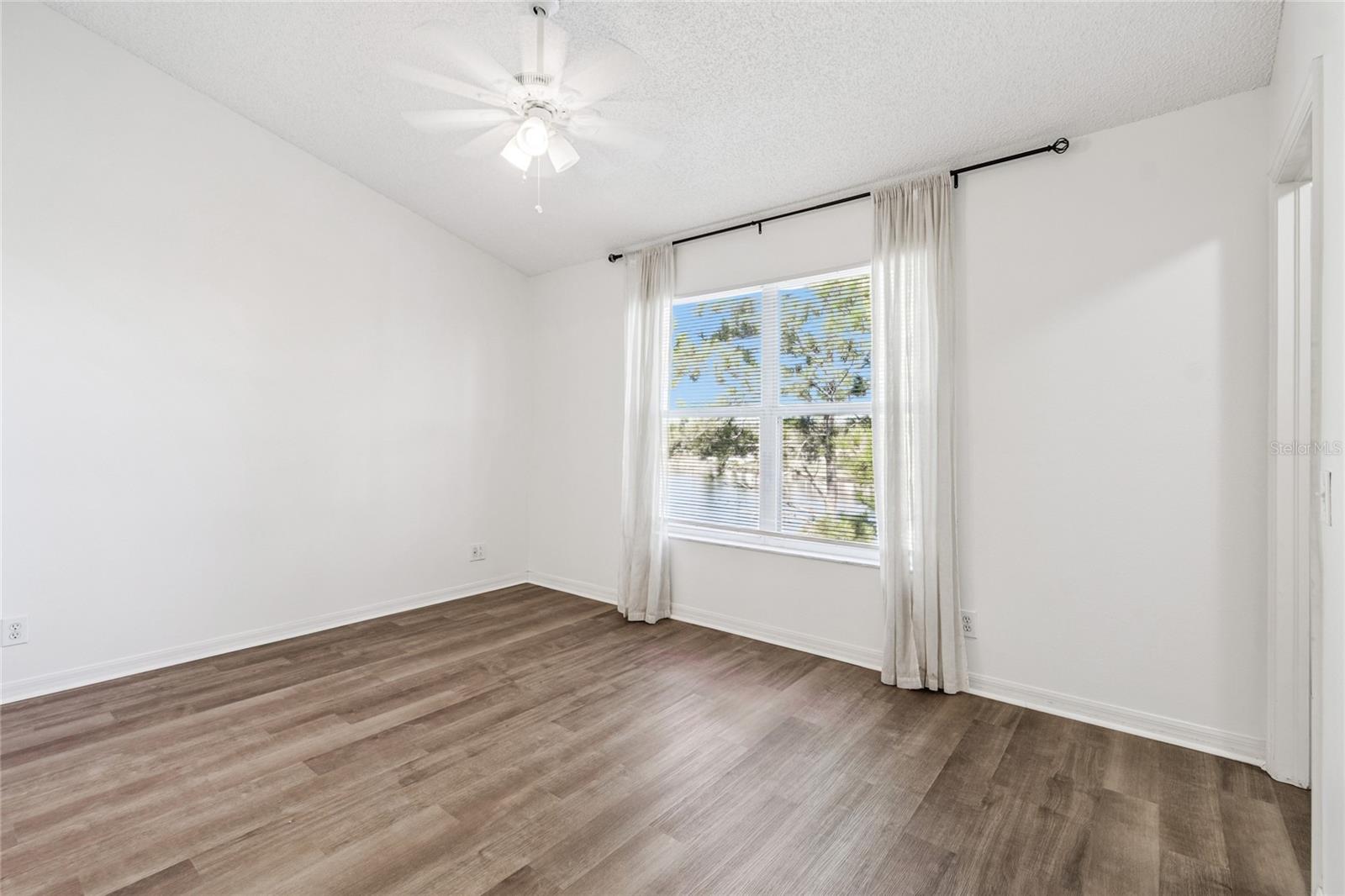 Image 39 of 87 For 571 Shoreham Court Ne