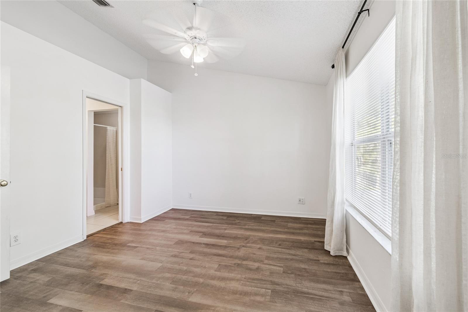 Image 40 of 87 For 571 Shoreham Court Ne