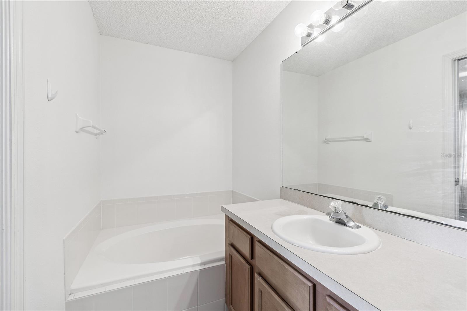 Image 45 of 87 For 571 Shoreham Court Ne