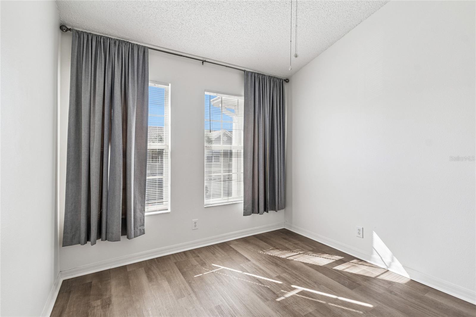 Image 49 of 87 For 571 Shoreham Court Ne