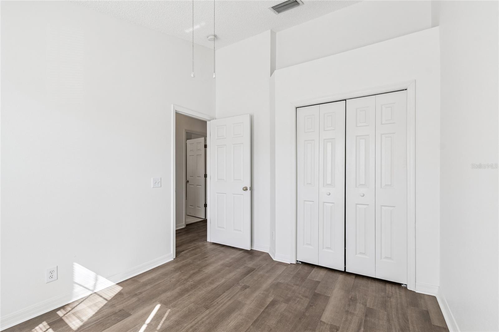 Image 50 of 87 For 571 Shoreham Court Ne