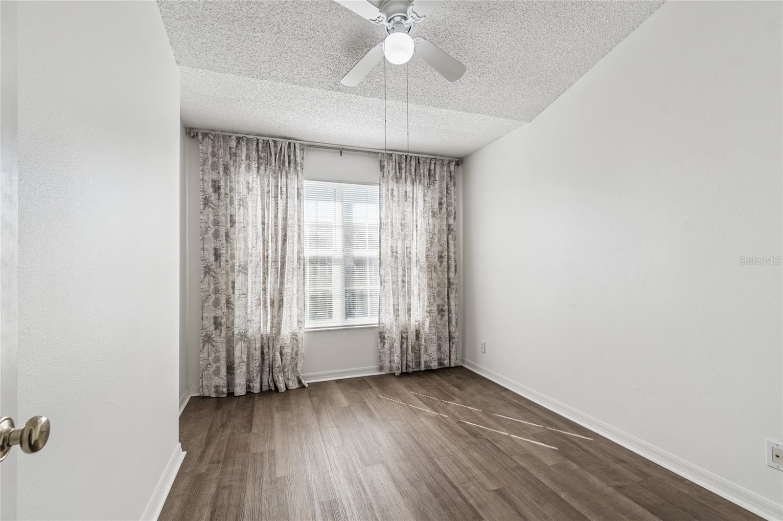 Image 54 of 87 For 571 Shoreham Court Ne