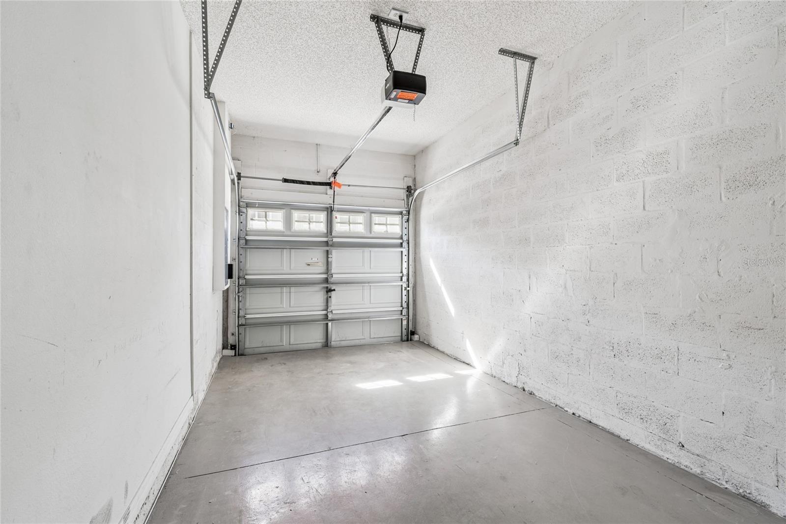 Image 58 of 87 For 571 Shoreham Court Ne