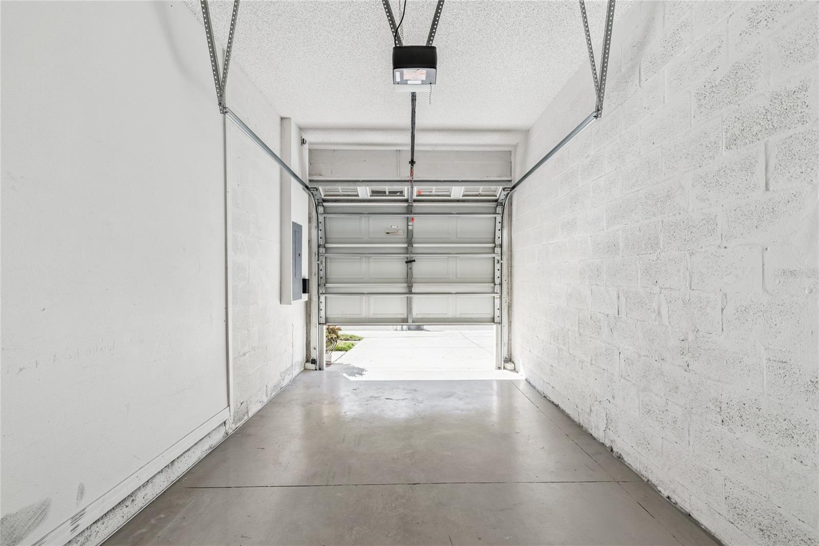 Image 59 of 87 For 571 Shoreham Court Ne