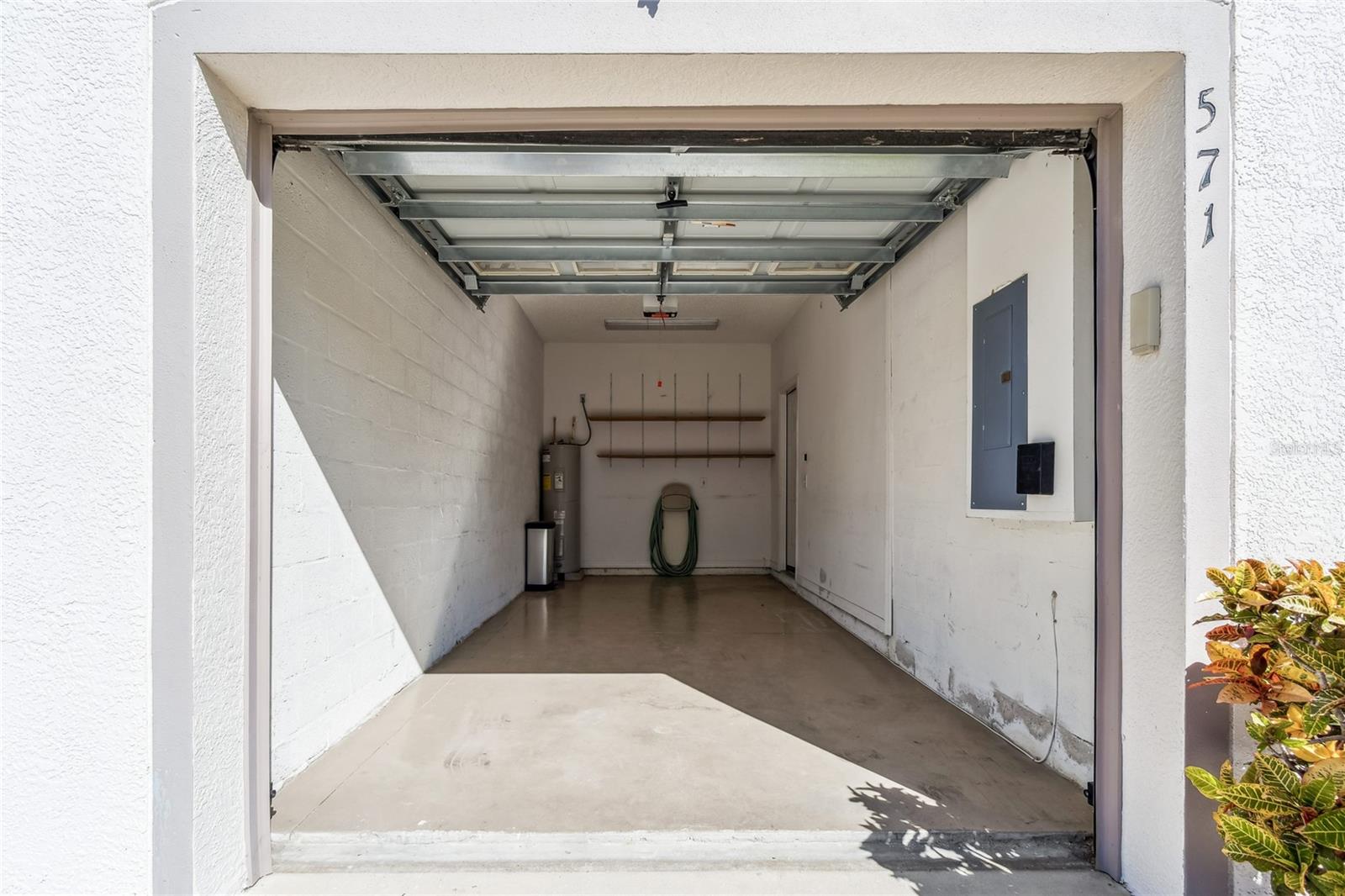 Image 60 of 87 For 571 Shoreham Court Ne