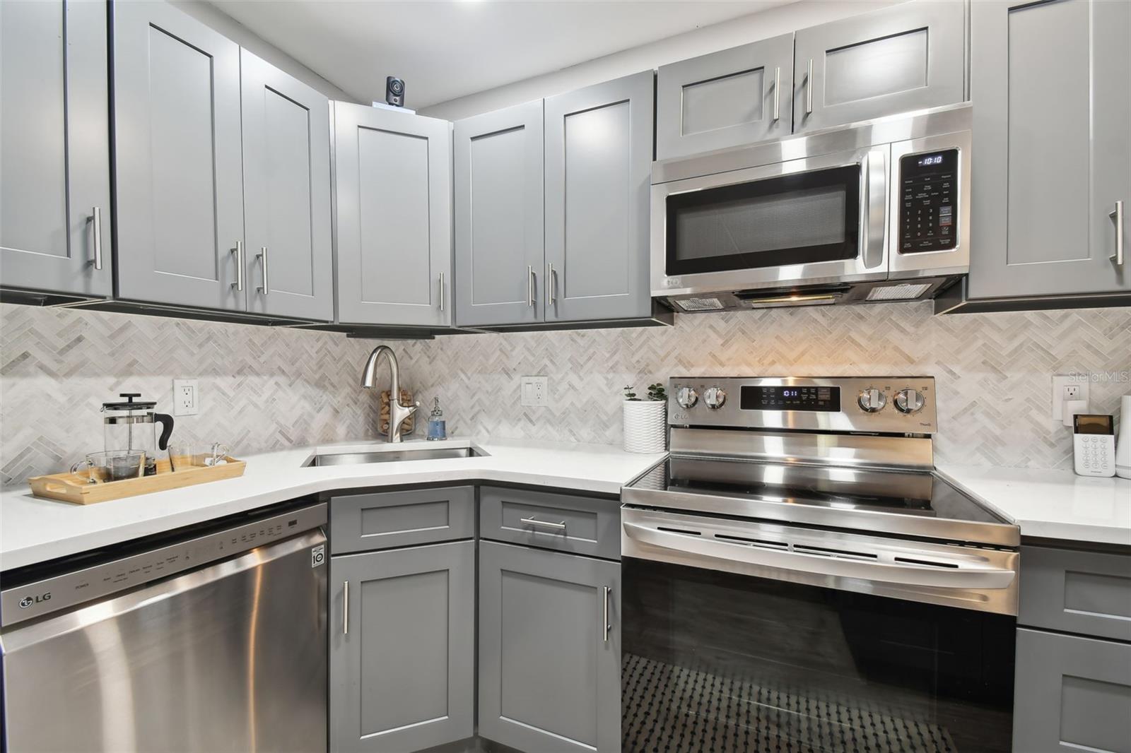 Image 11 of 29 For 8901 Blind Pass Road 228