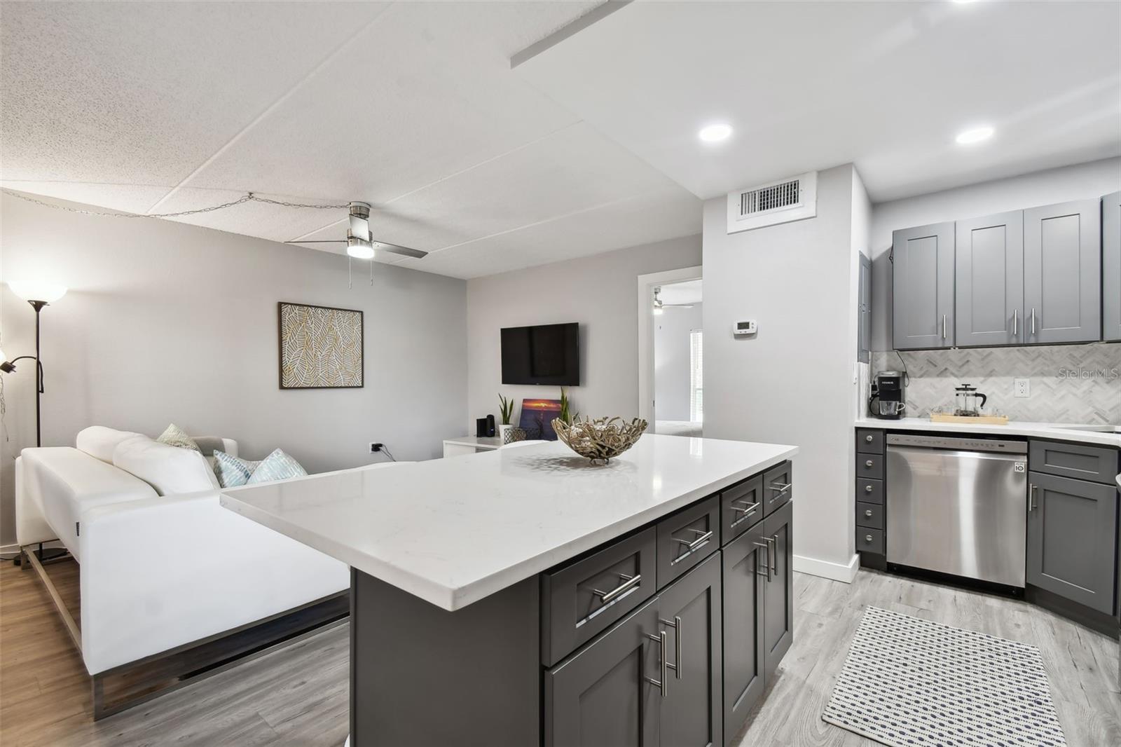 Image 14 of 29 For 8901 Blind Pass Road 228