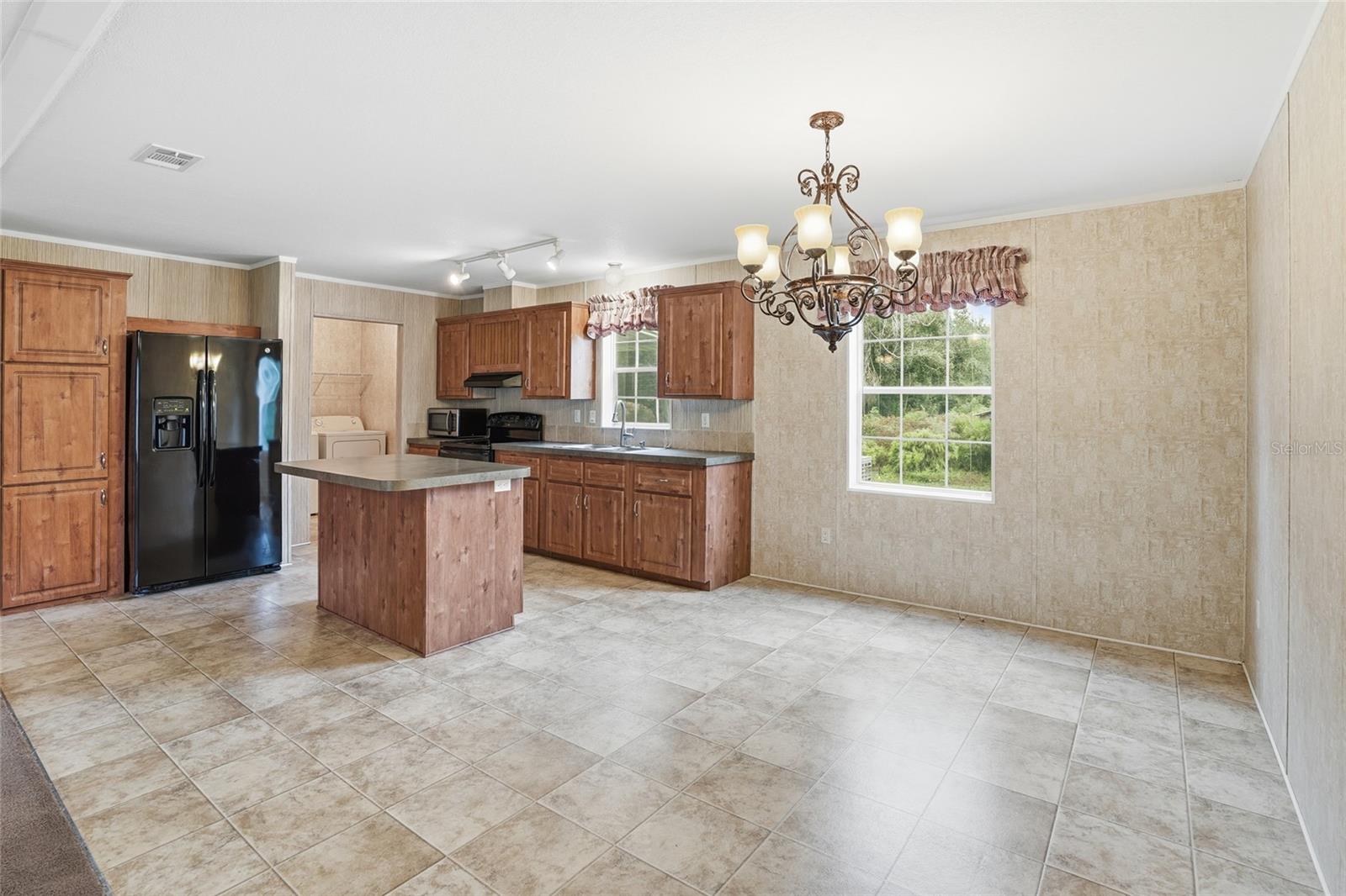 Listing photo id 10 for 11305 Broadview Road