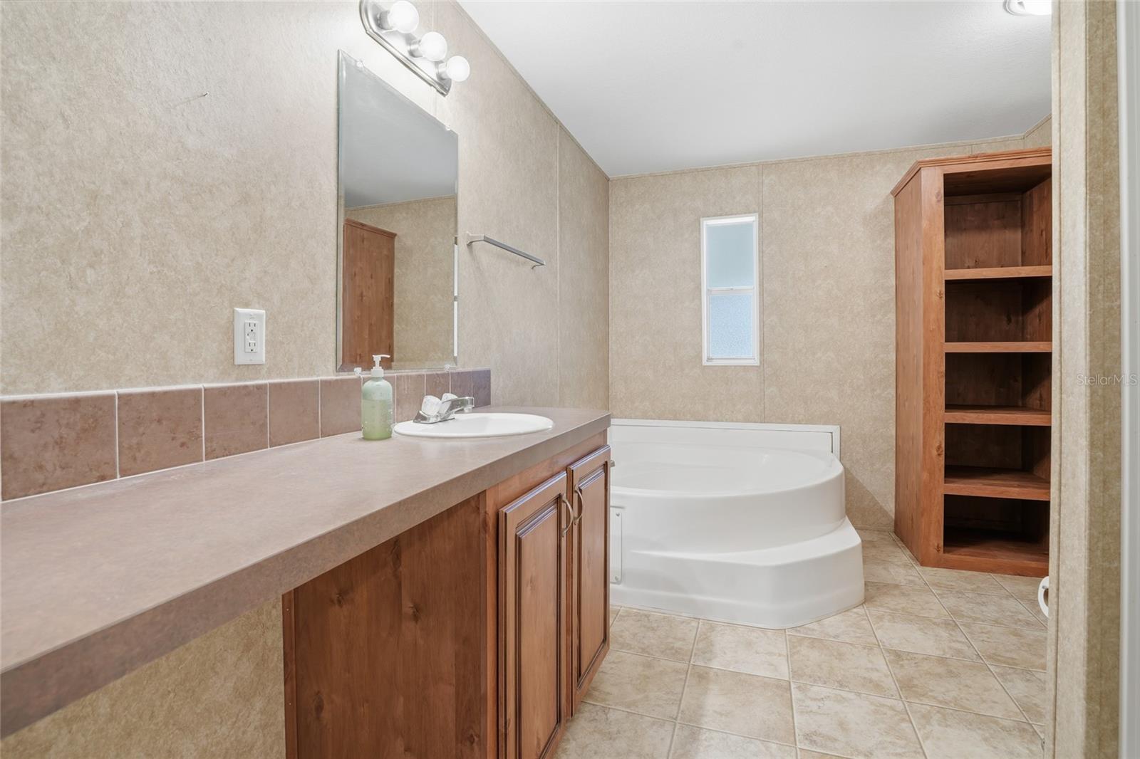 Listing photo id 16 for 11305 Broadview Road