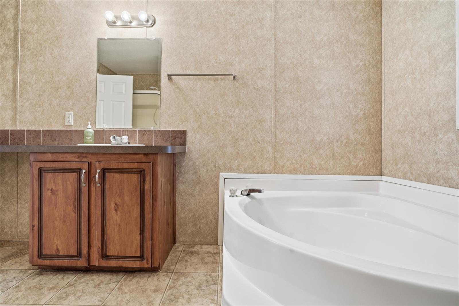 Listing photo id 17 for 11305 Broadview Road