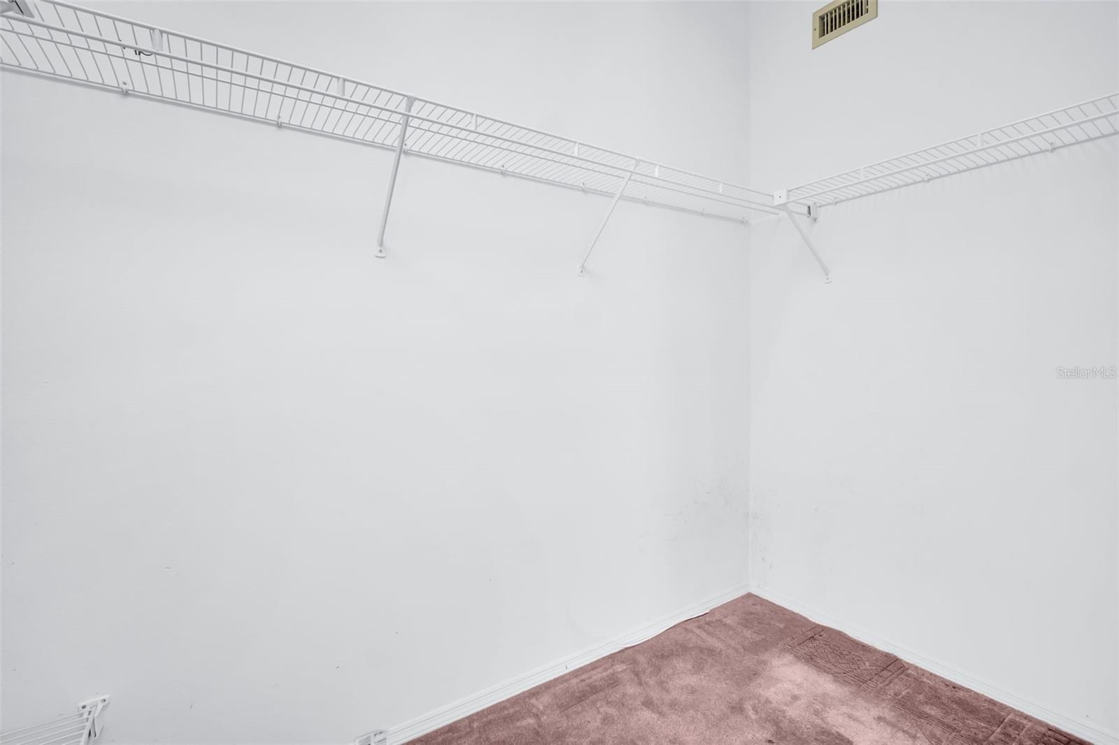 Listing photo id 13 for 2298 Americus Boulevard E 38