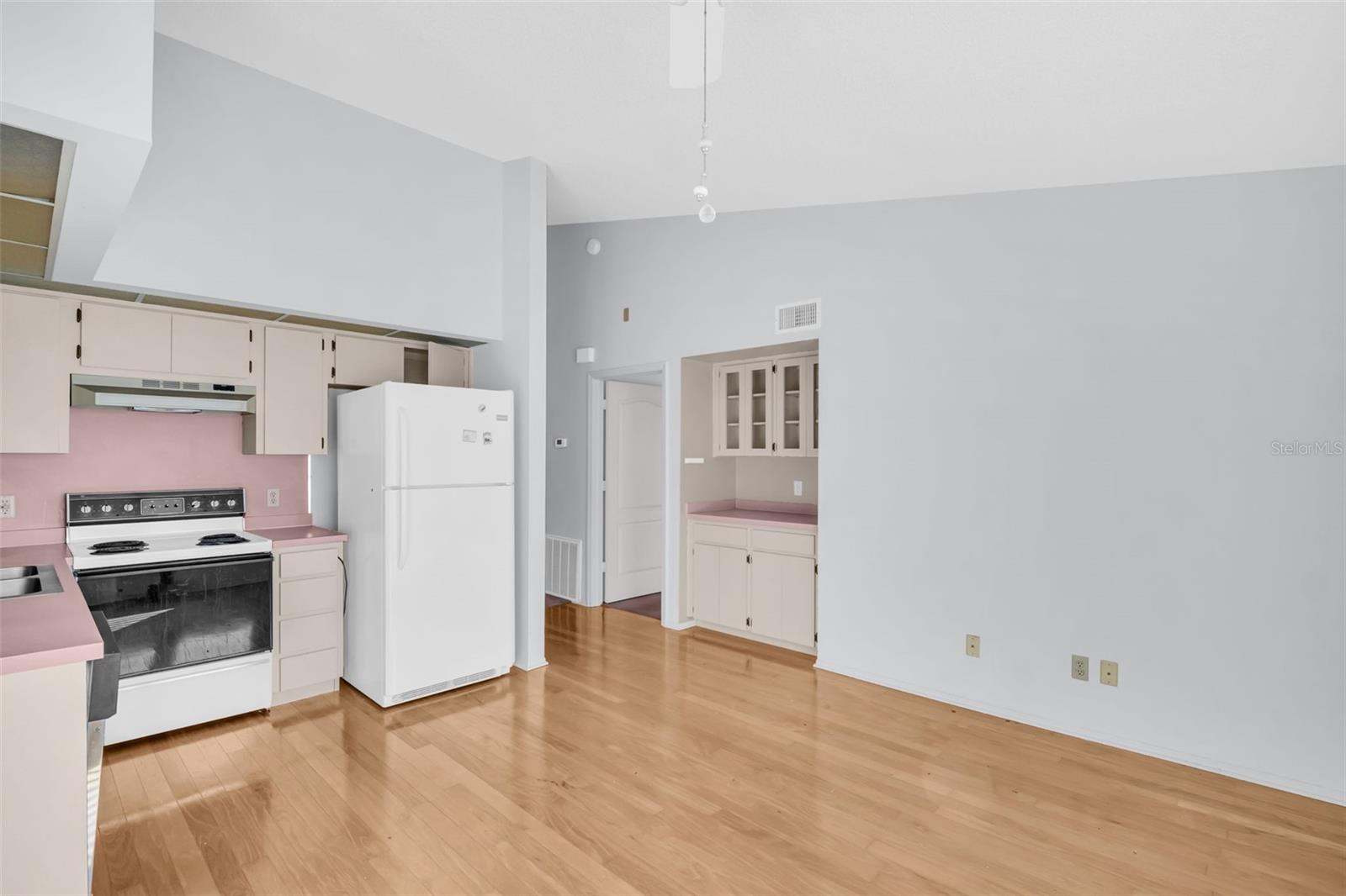 Listing photo id 3 for 2298 Americus Boulevard E 38