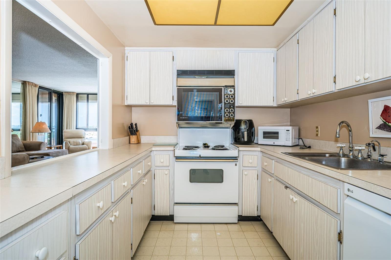 Image 4 of 39 For 3820 Gulf Boulevard 907