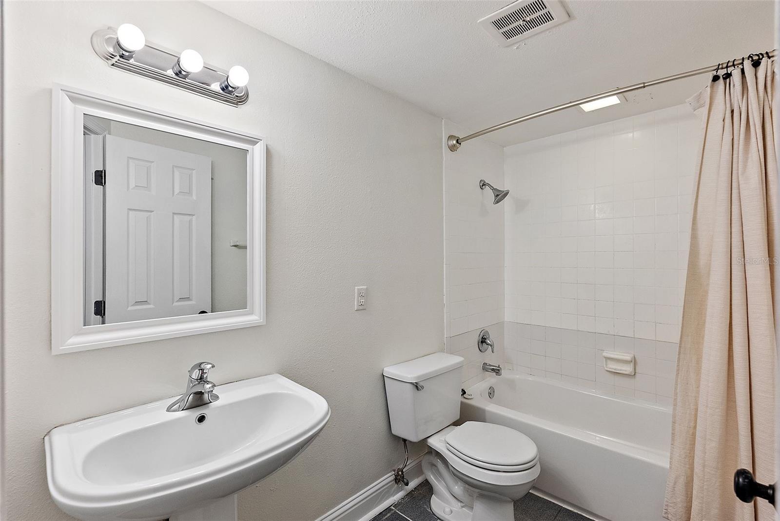 Image 22 of 30 For 1301 Howard Avenue C12