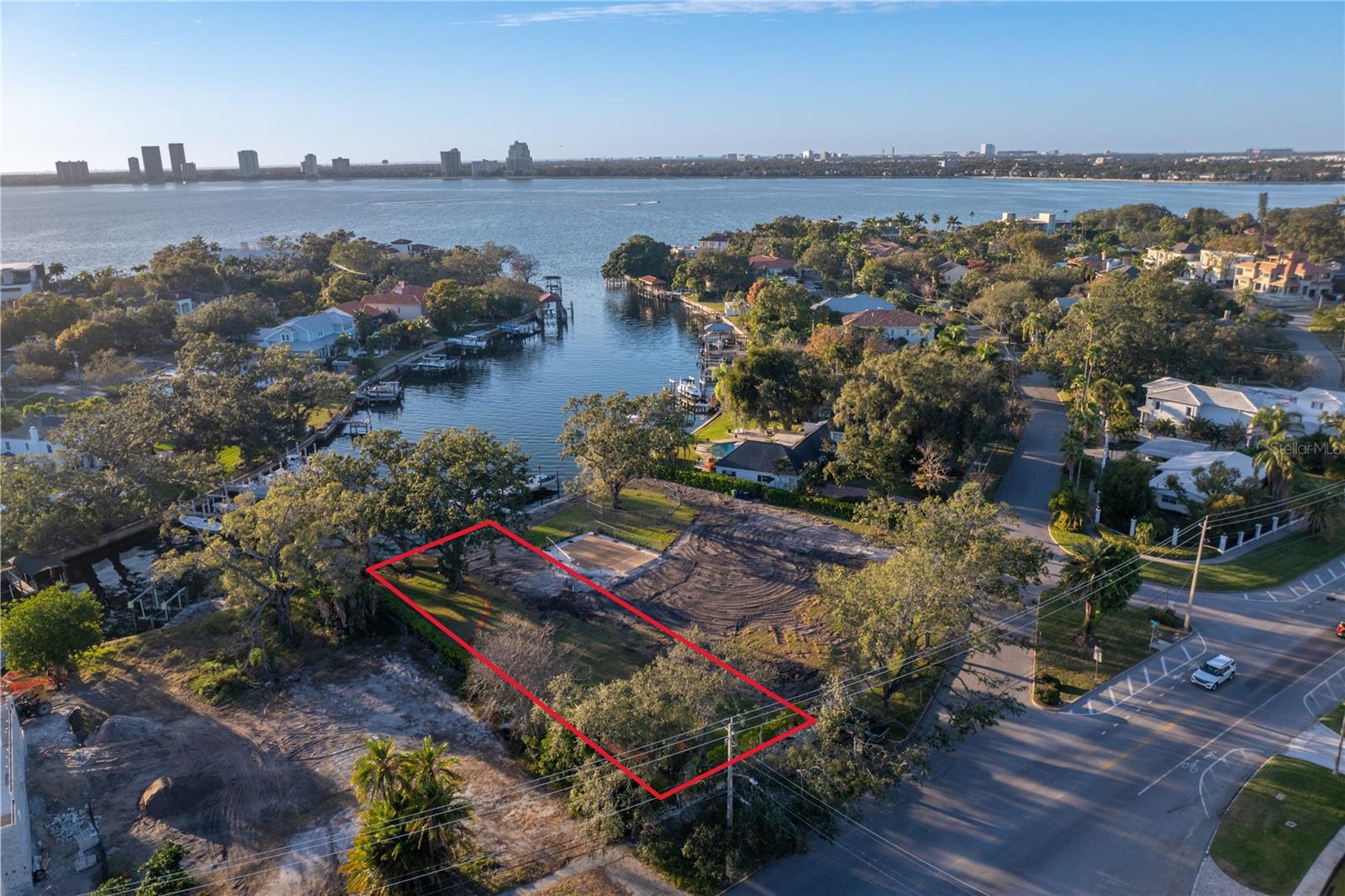 Listing photo id 11 for 418 Blanca Avenue