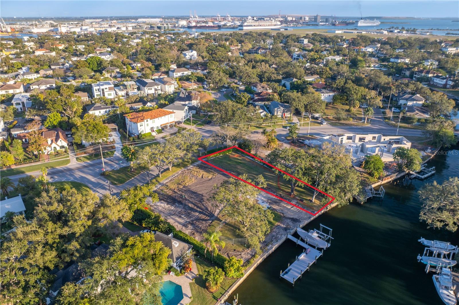 Listing photo id 13 for 418 Blanca Avenue