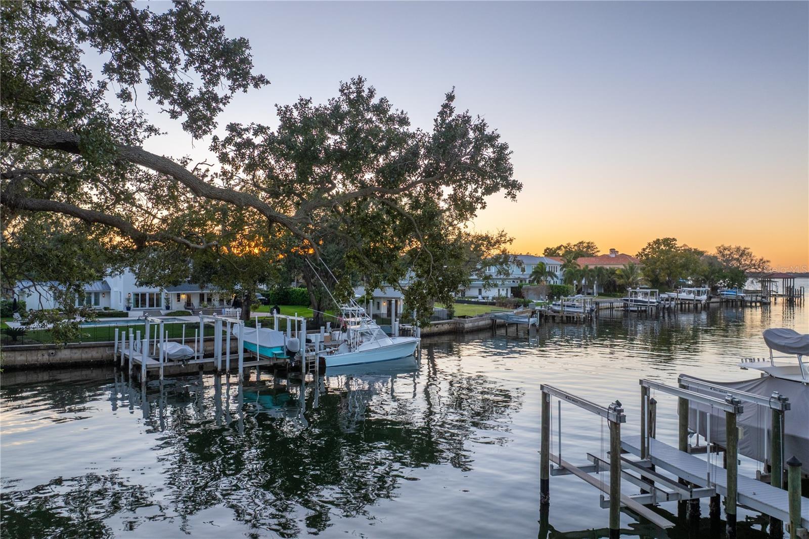 Listing photo id 5 for 418 Blanca Avenue