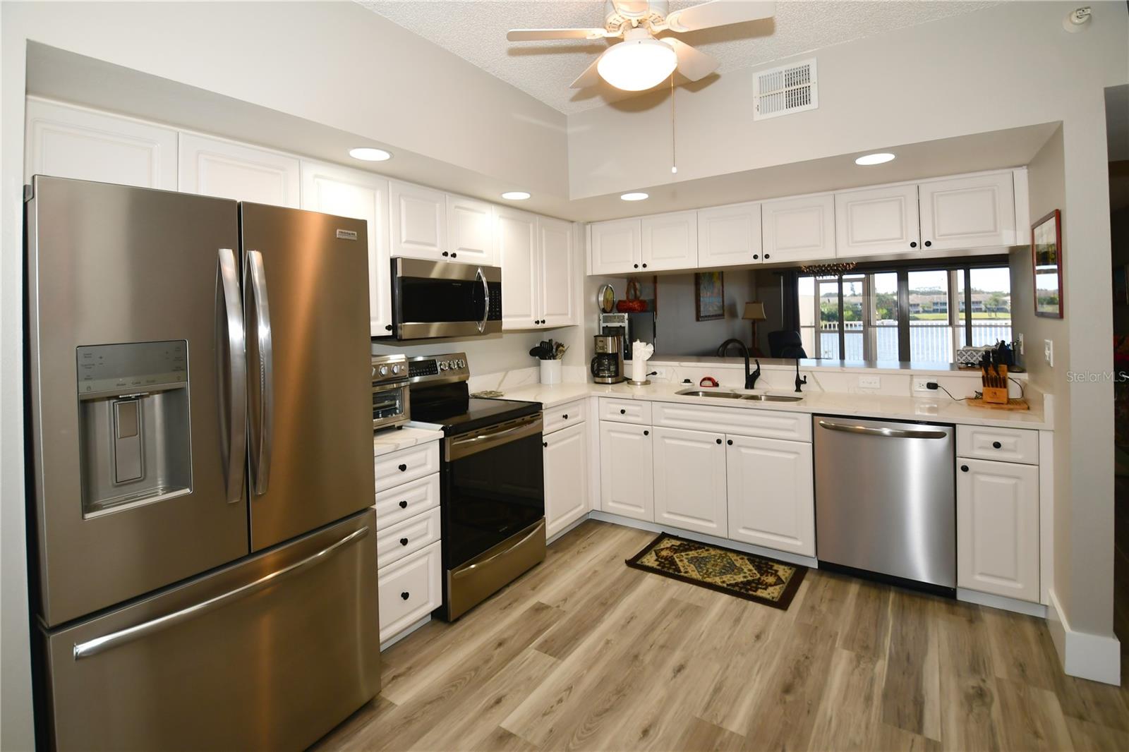 Image 20 of 62 For 6425 Shoreline Drive 10105