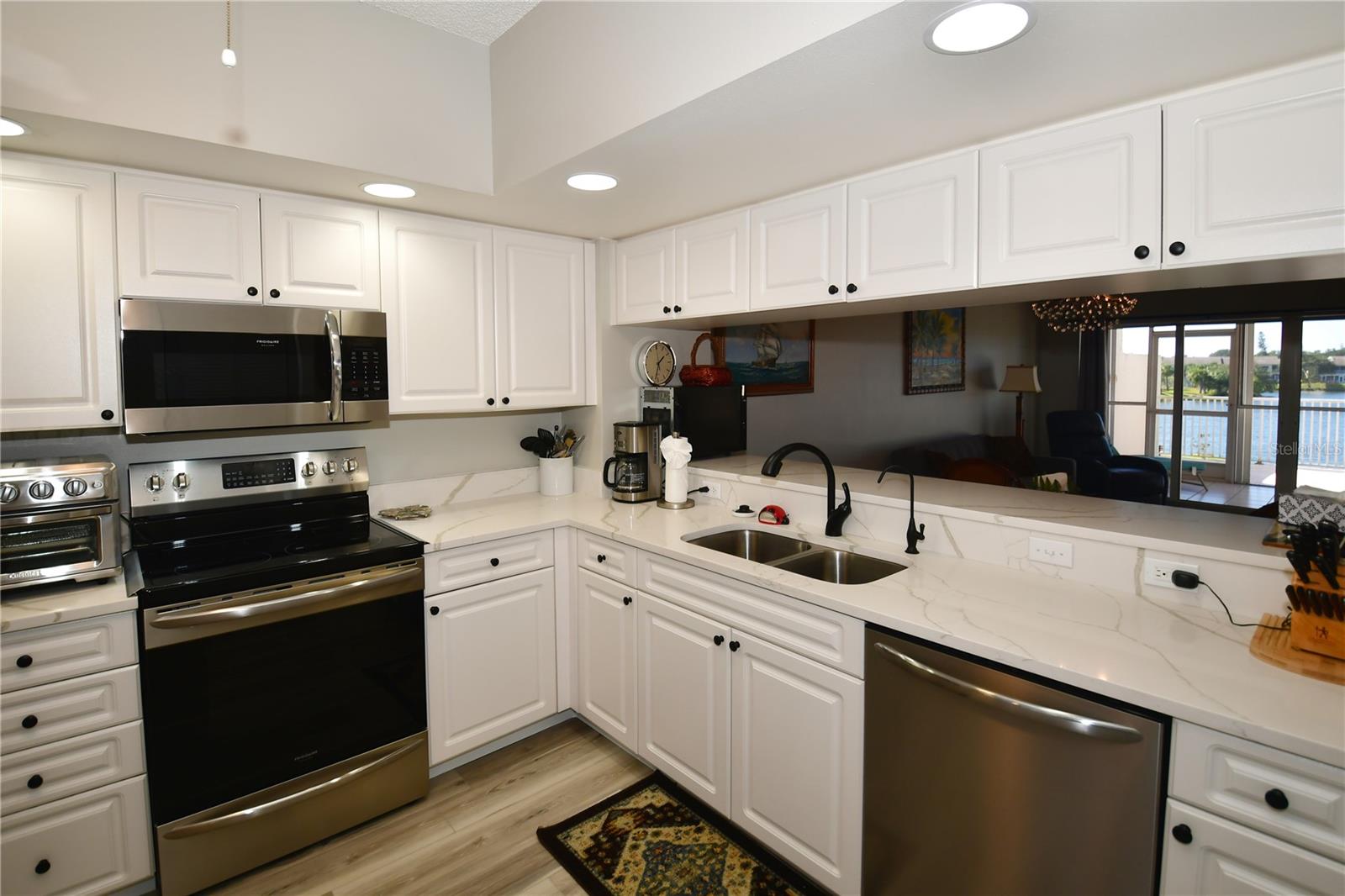 Image 27 of 62 For 6425 Shoreline Drive 10105