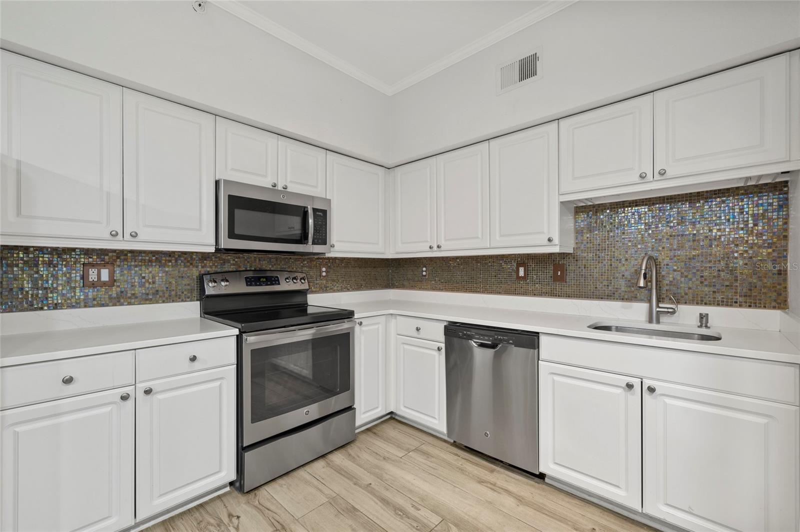 Image 10 of 37 For 410 Armenia Avenue 926