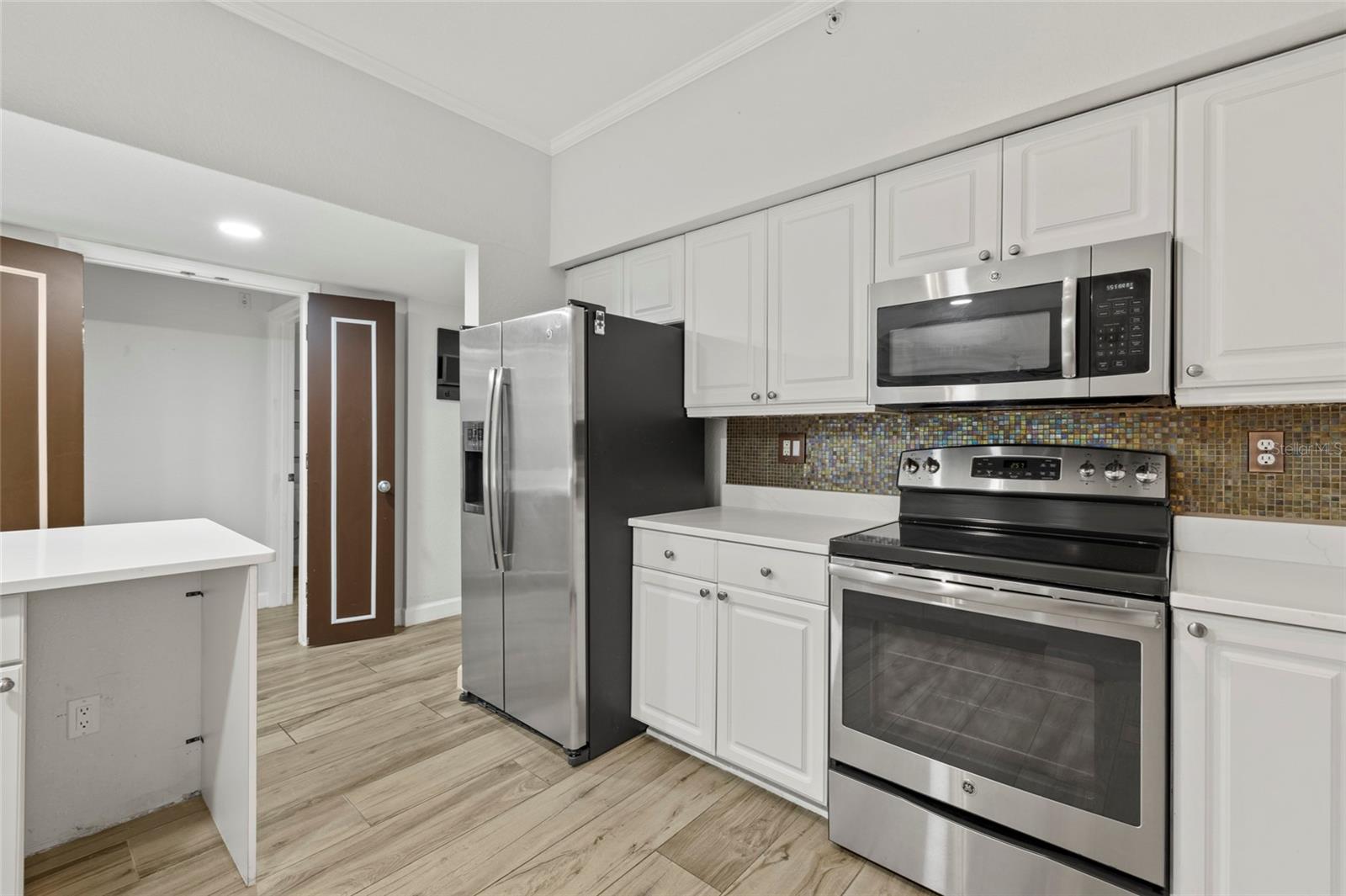 Image 13 of 37 For 410 Armenia Avenue 926