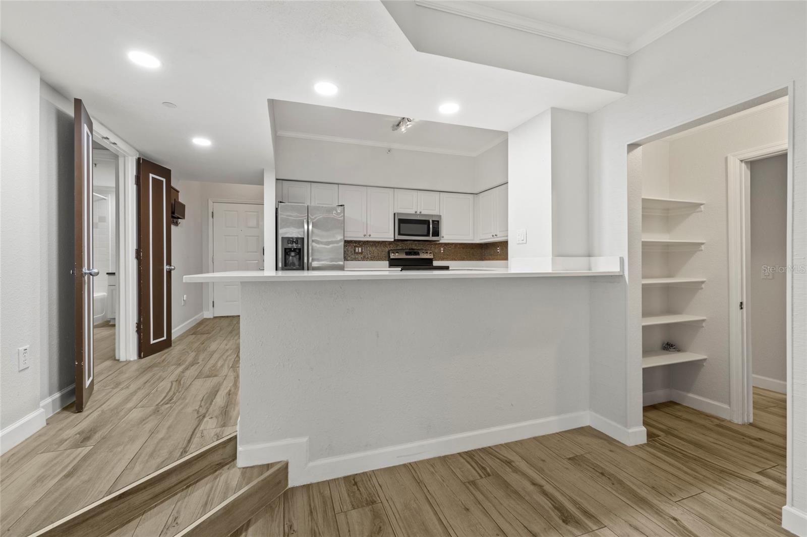 Image 14 of 37 For 410 Armenia Avenue 926