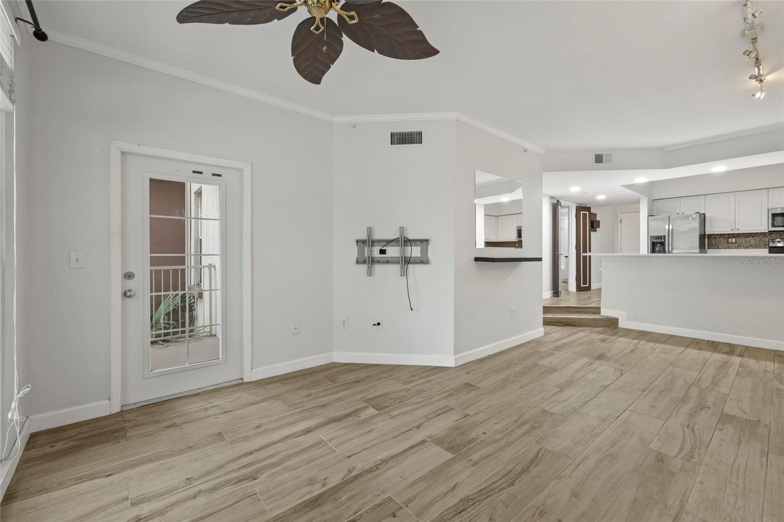 Image 17 of 37 For 410 Armenia Avenue 926