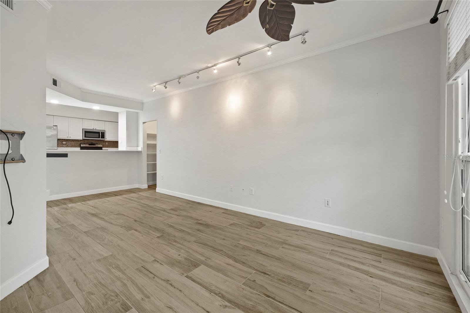 Image 18 of 37 For 410 Armenia Avenue 926