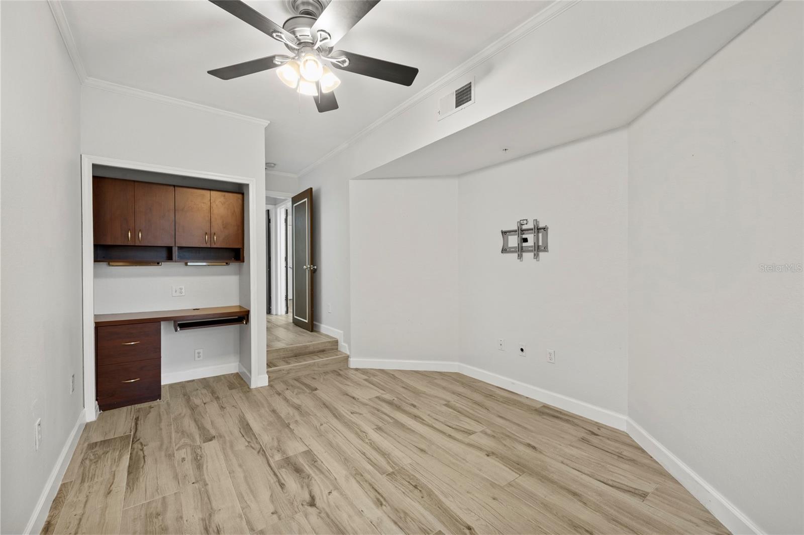 Image 21 of 37 For 410 Armenia Avenue 926