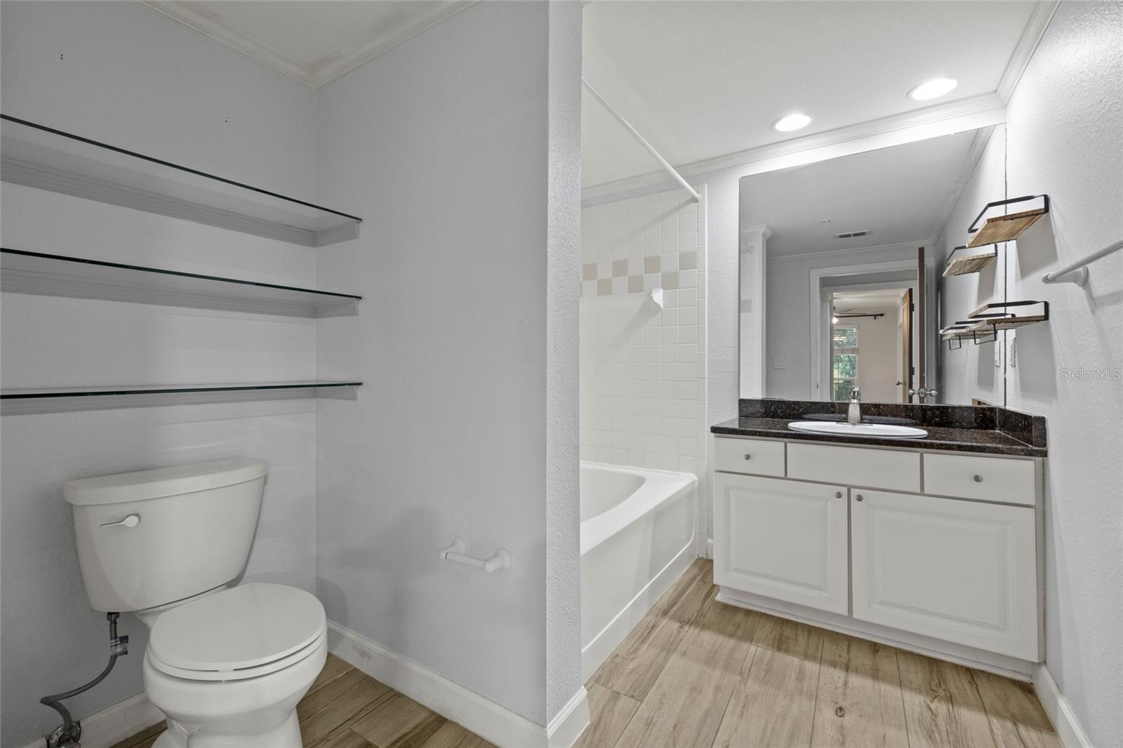 Image 22 of 37 For 410 Armenia Avenue 926