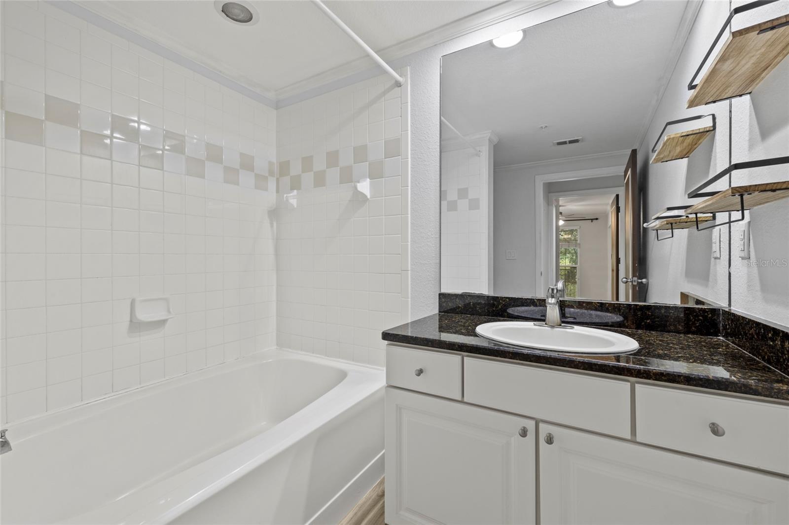 Image 23 of 37 For 410 Armenia Avenue 926