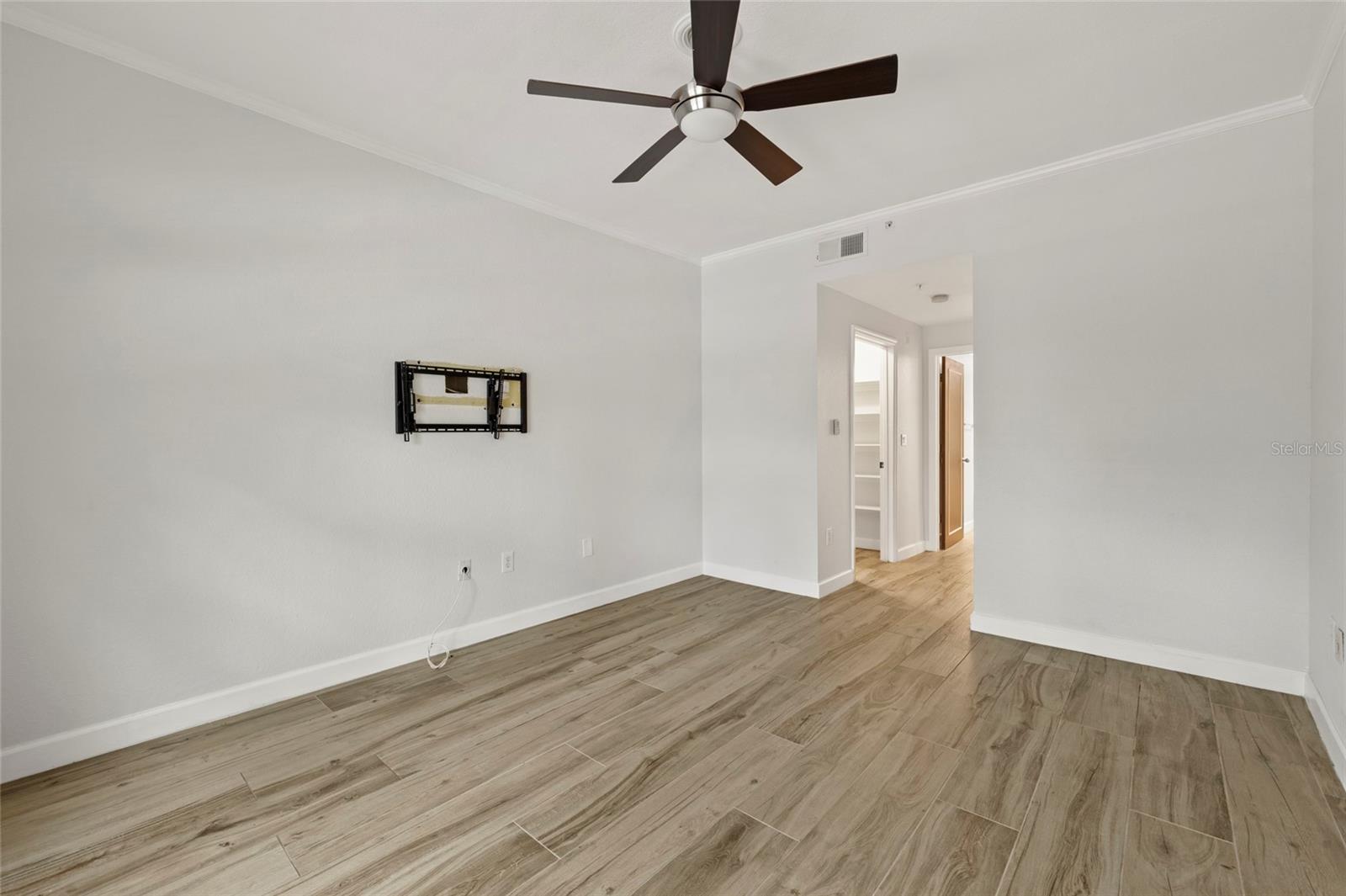 Image 27 of 37 For 410 Armenia Avenue 926