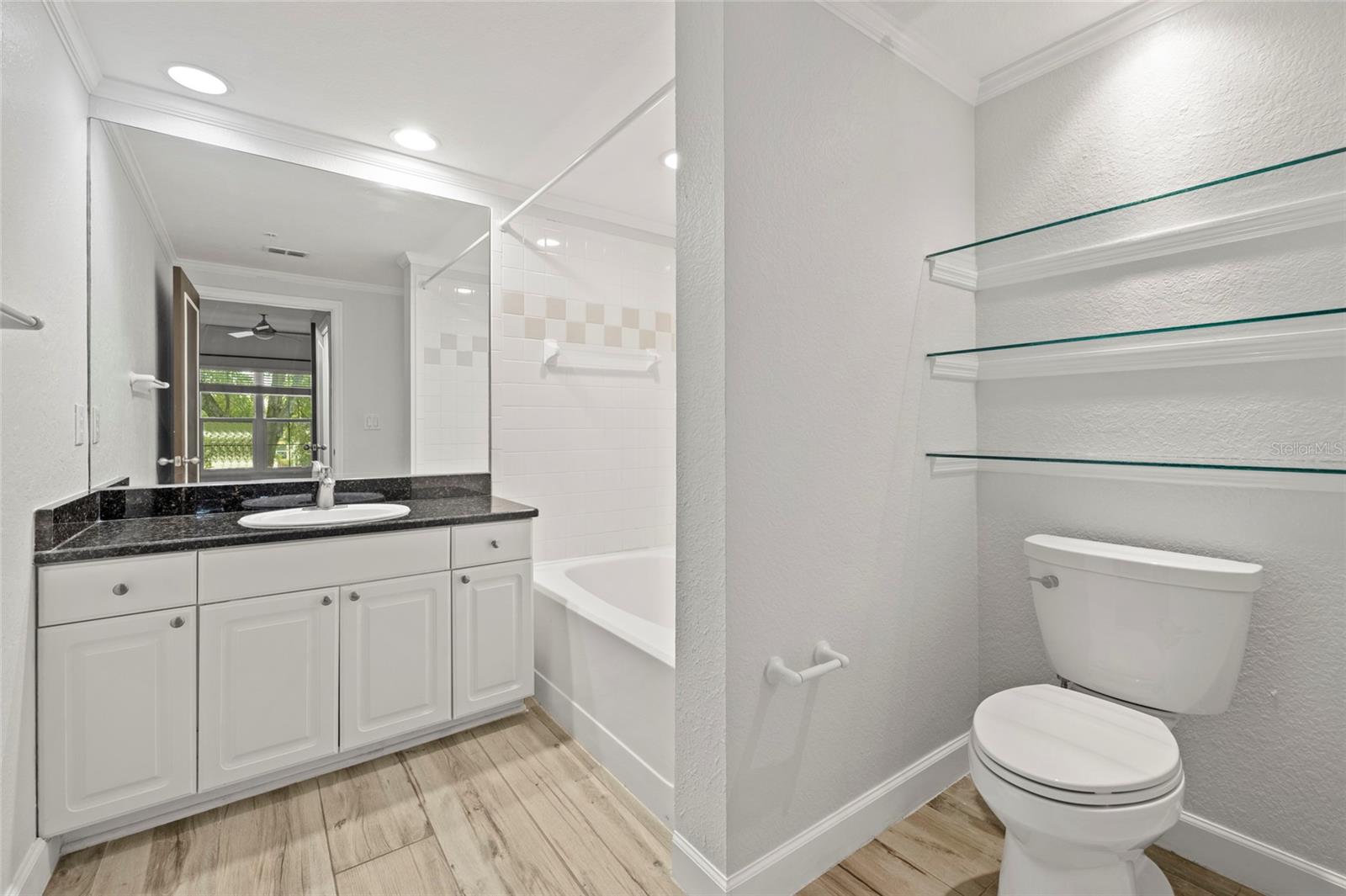 Image 28 of 37 For 410 Armenia Avenue 926