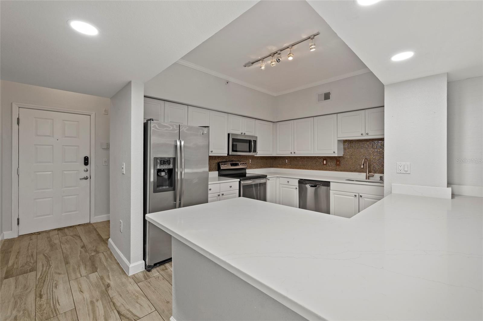 Image 9 of 37 For 410 Armenia Avenue 926