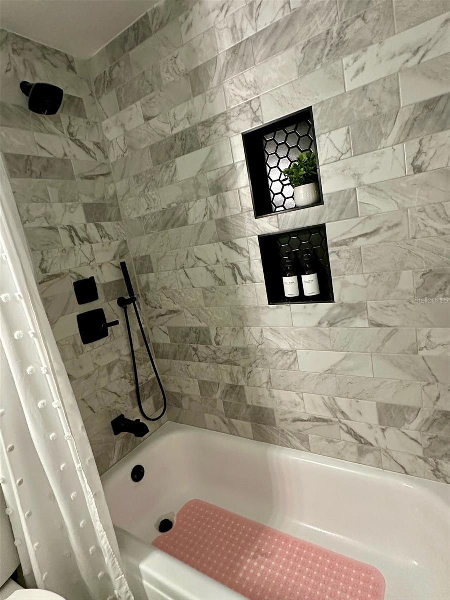 Image 24 of 39 For 7100 21 Street N