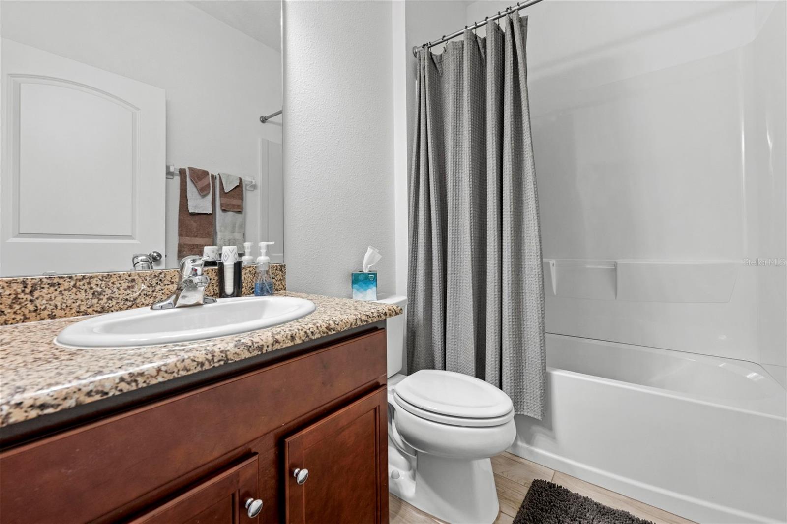 Listing photo id 8 for 690 Old Windsor Way