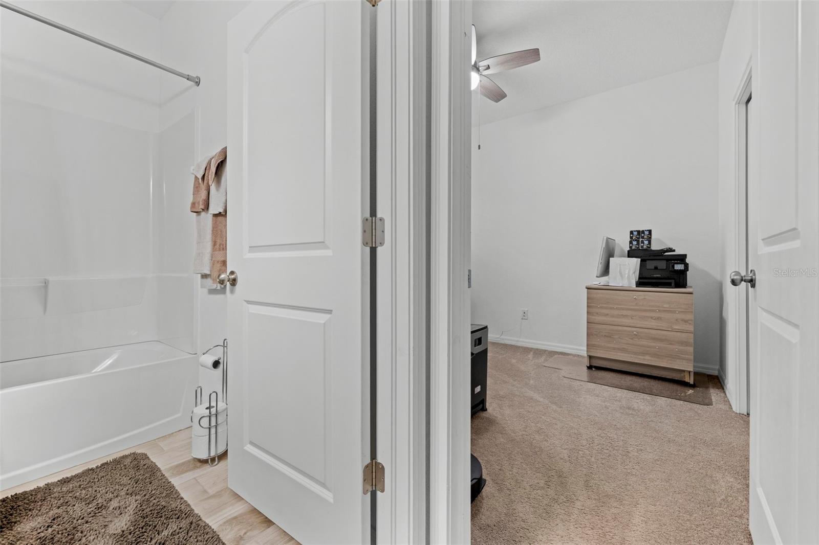 Listing photo id 12 for 690 Old Windsor Way