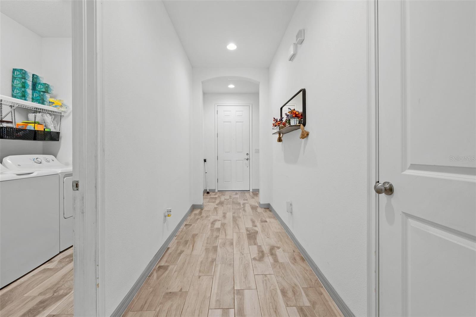 Listing photo id 13 for 690 Old Windsor Way