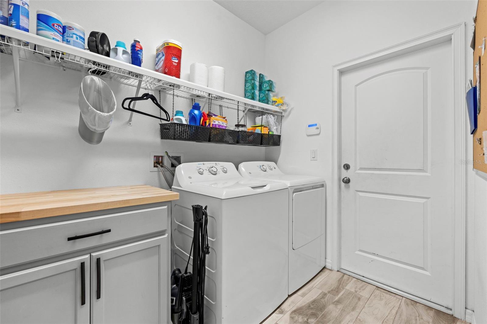 Listing photo id 14 for 690 Old Windsor Way