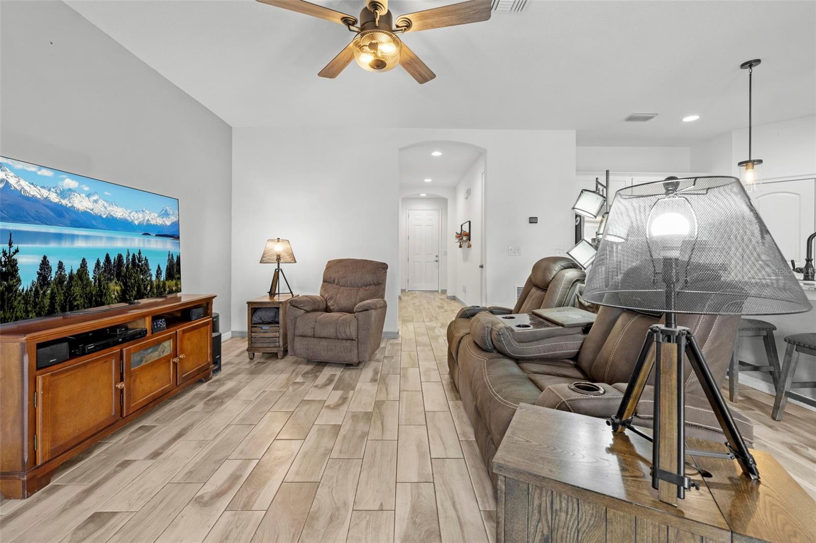 Listing photo id 15 for 690 Old Windsor Way