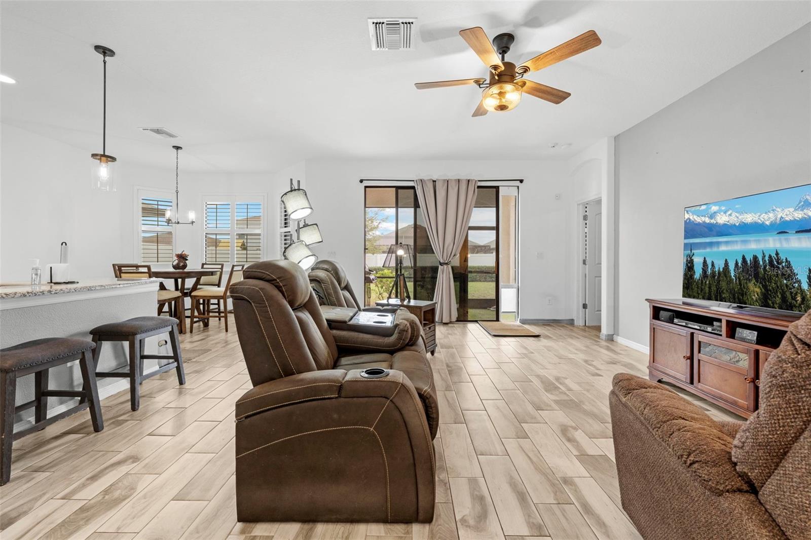 Listing photo id 16 for 690 Old Windsor Way