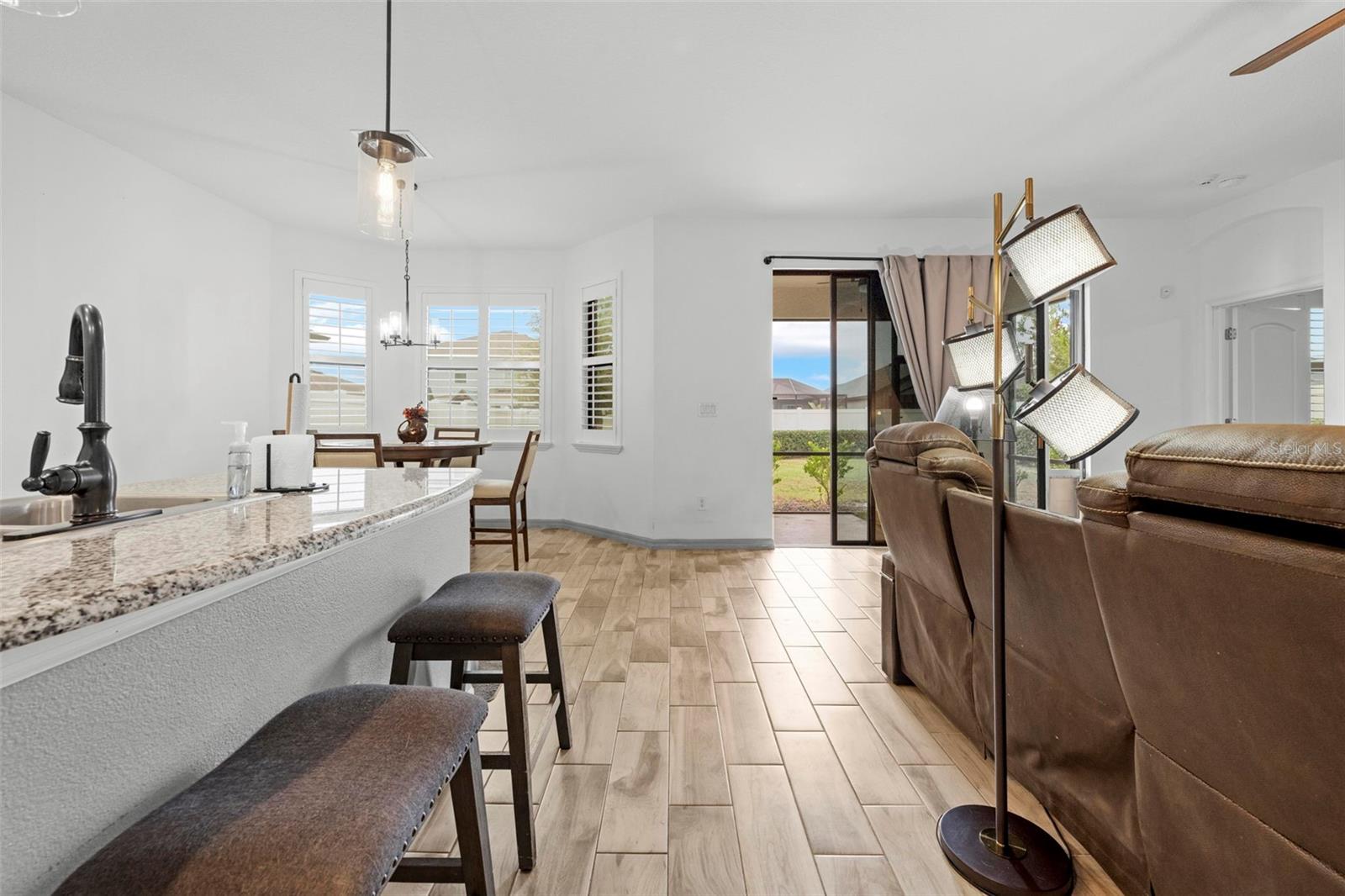 Listing photo id 17 for 690 Old Windsor Way