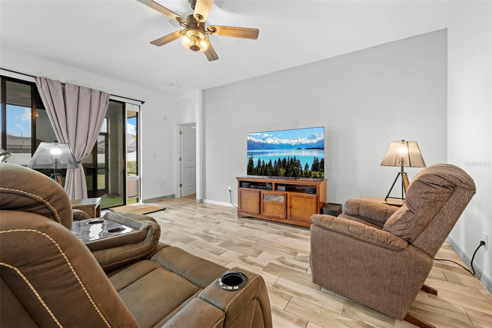 Listing photo id 18 for 690 Old Windsor Way