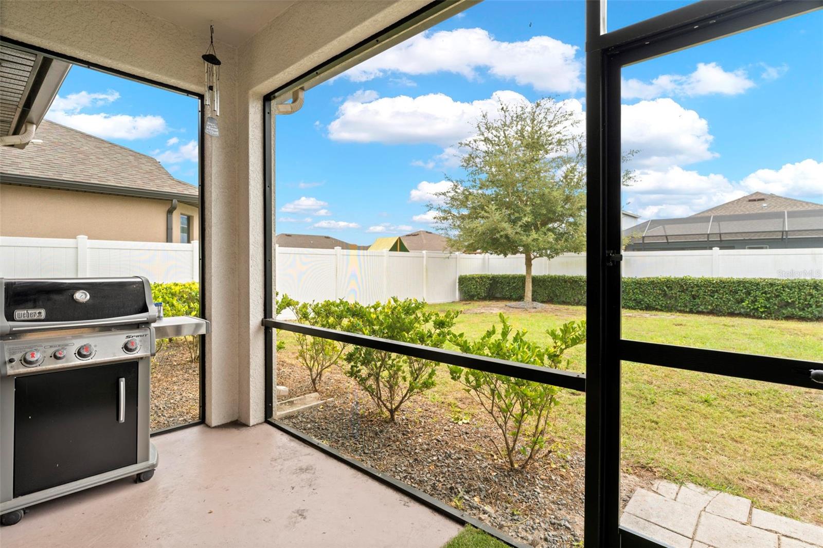 Listing photo id 19 for 690 Old Windsor Way