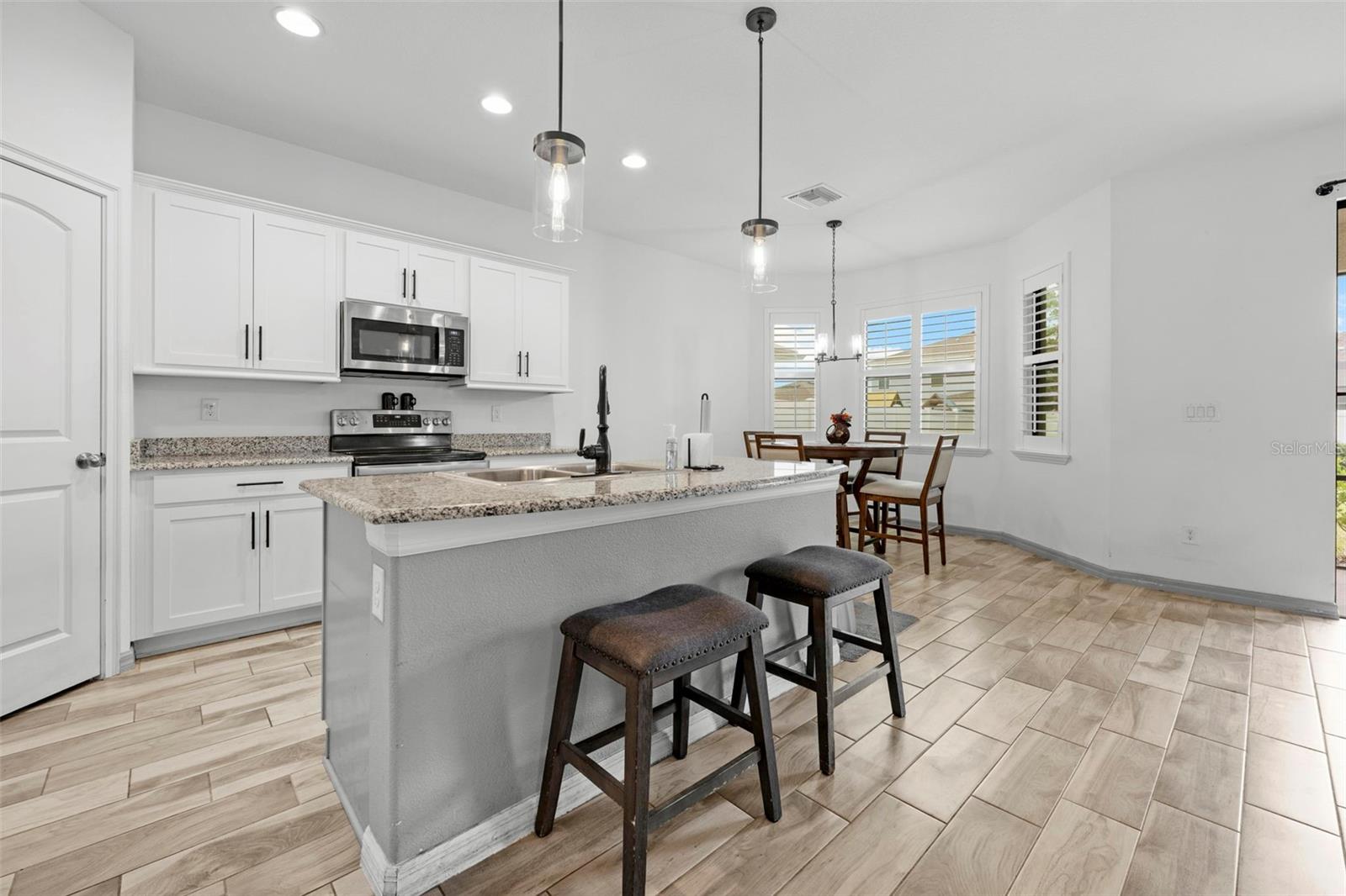 Listing photo id 21 for 690 Old Windsor Way