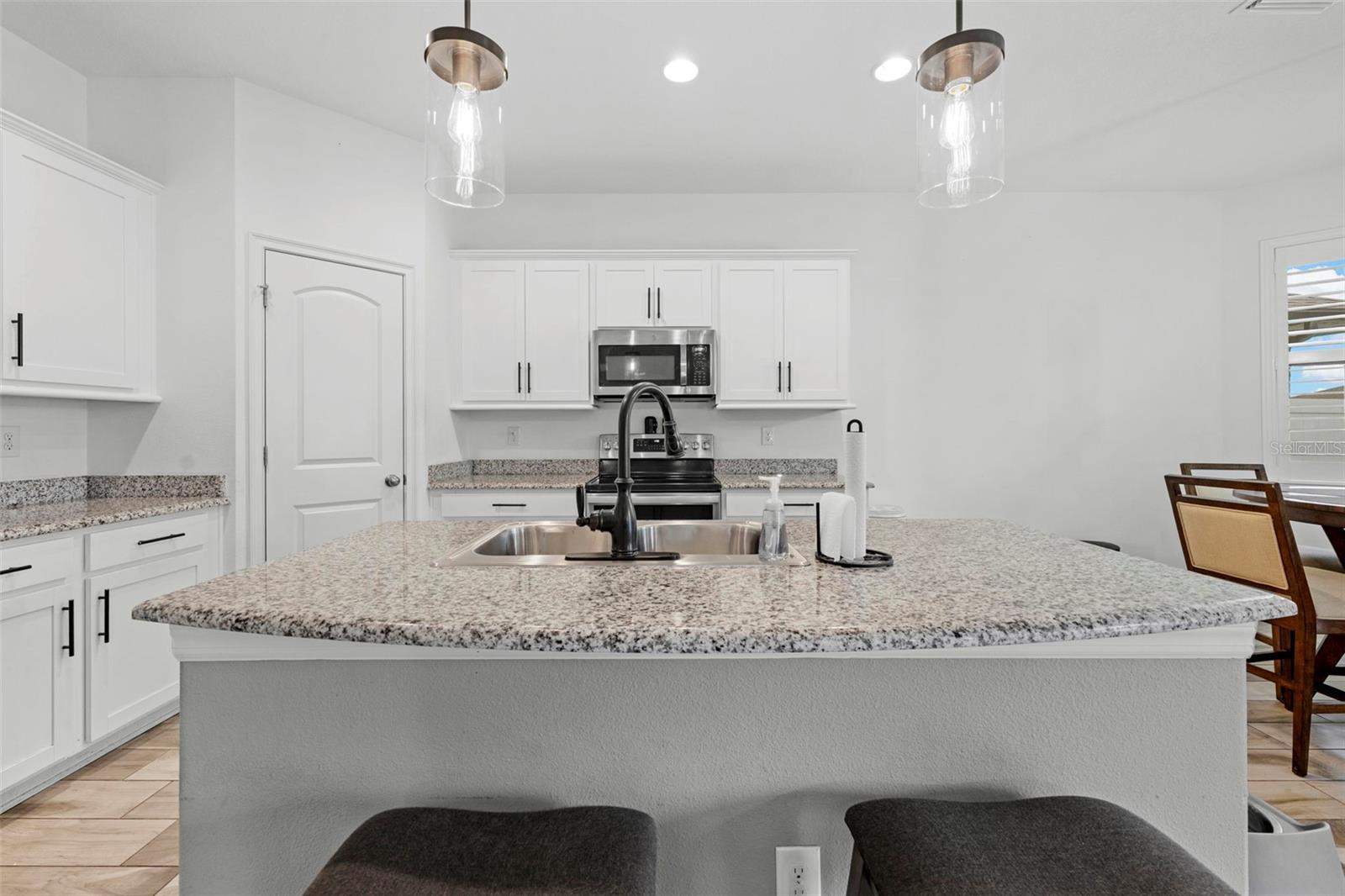 Listing photo id 22 for 690 Old Windsor Way